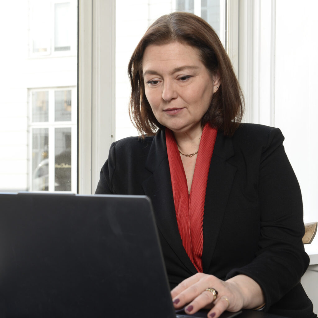 Portrætfoto - Kvinde ved PC