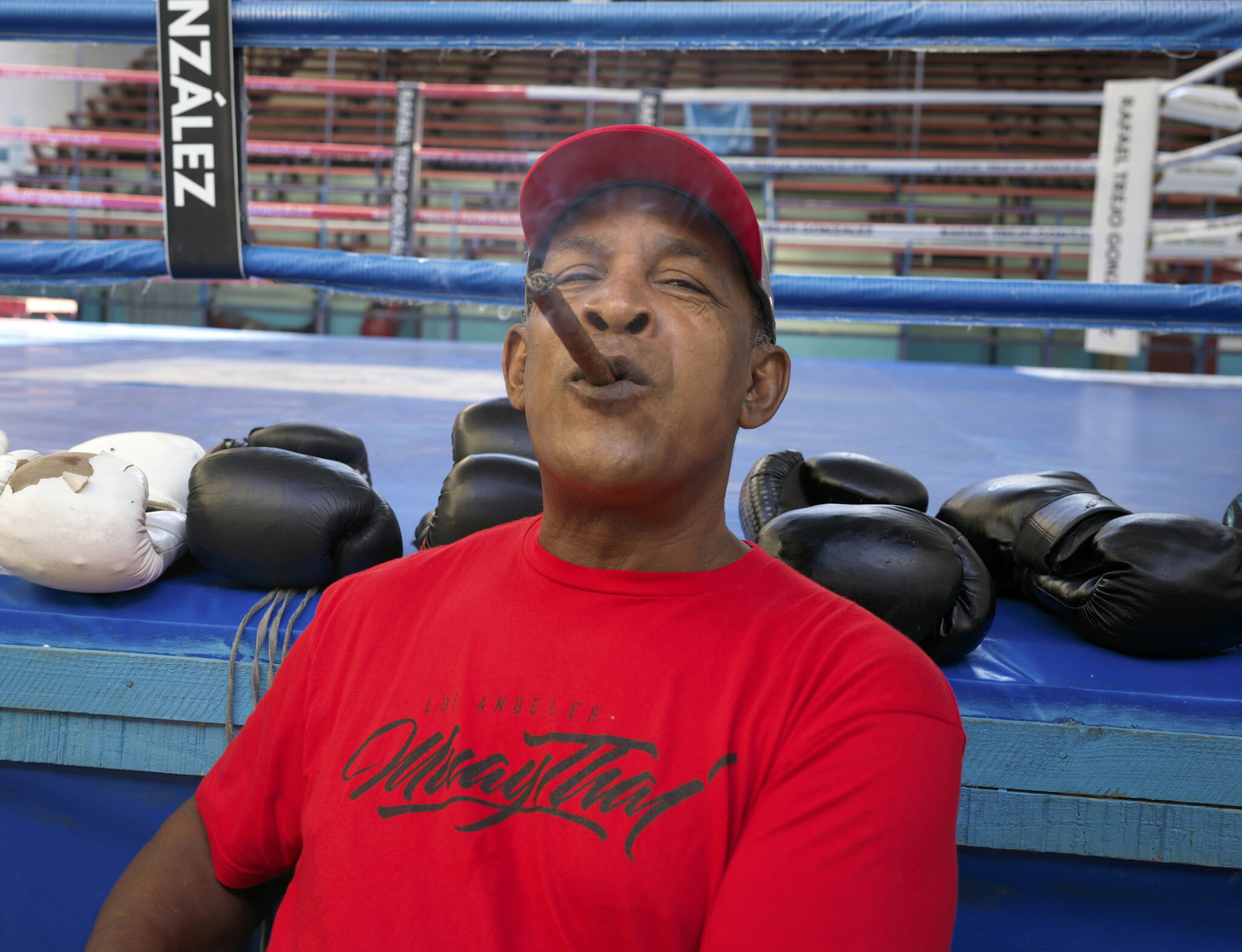 Portræt af mand der ryger Cuba cigar - Bog