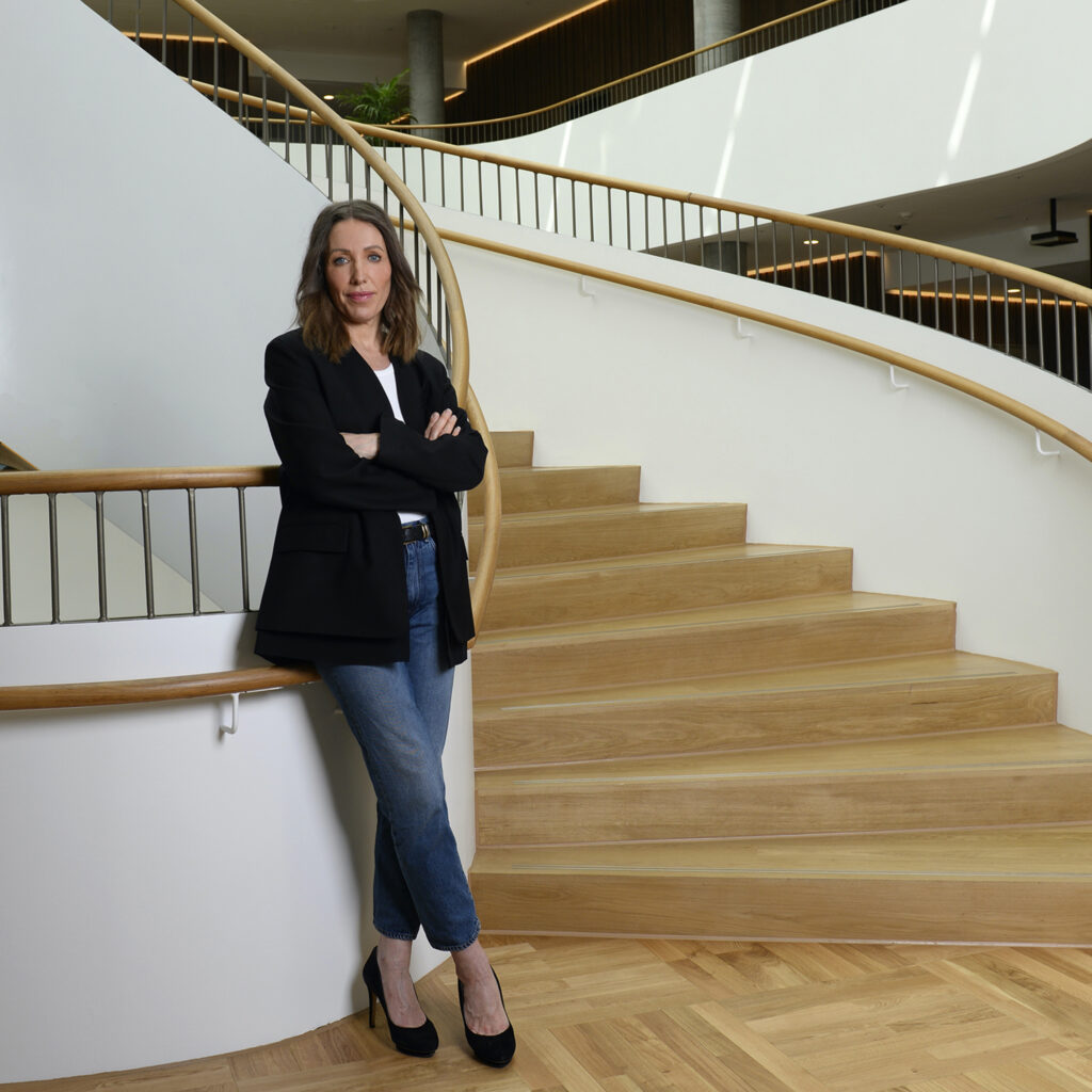 Portrætfoto - Kvinde ved trappe