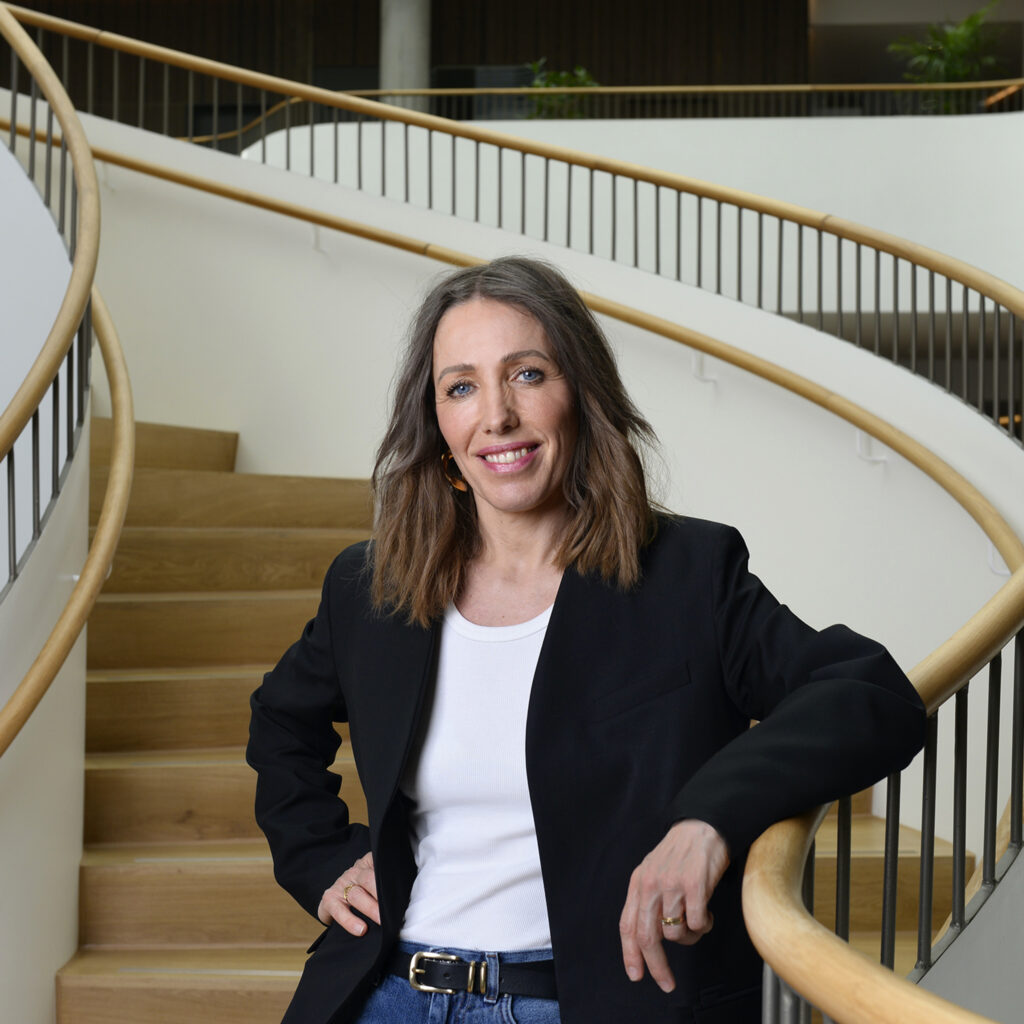 Portrætfoto - Kvinde stående ved trappe